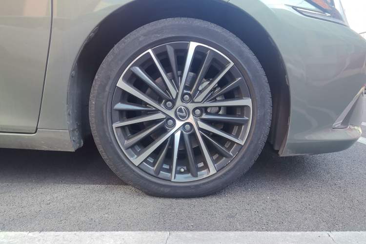 Used Lexus ES 2021 300h Deluxe Edition
