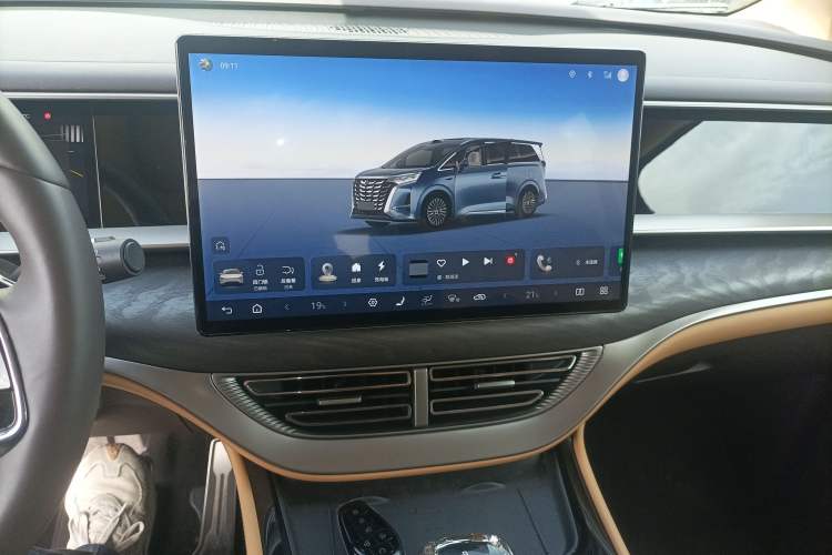 Used Denza D9 2025 DM-i Smart Drive 1020 Four-Wheel Drive Deluxe Model
