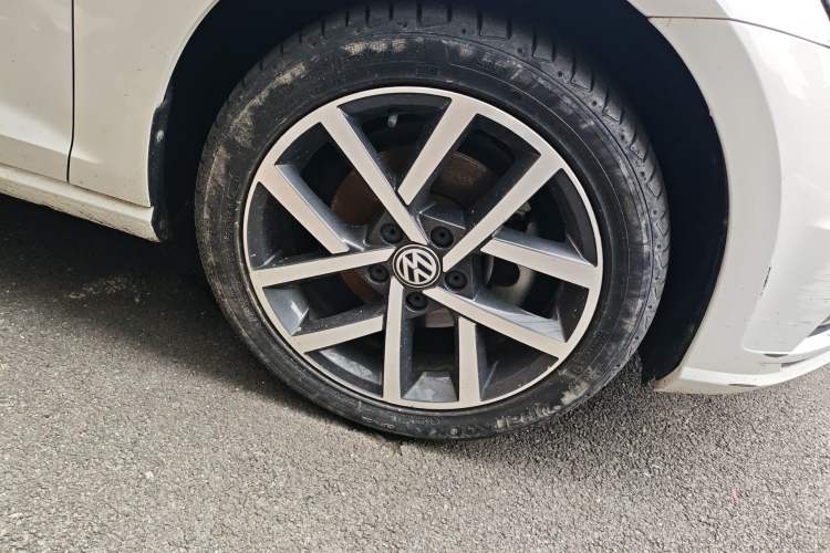 Used Volkswagen Golf 2018 230TSI Automatic Luxury Version Right Front Wheel Hub