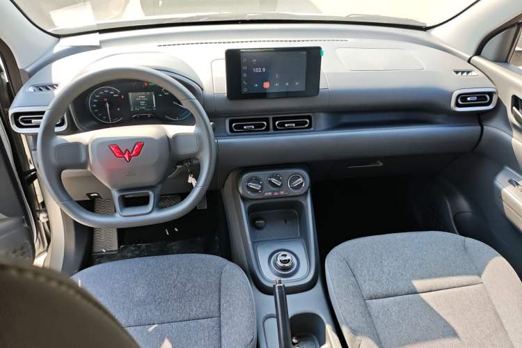 Used Wuling Hongguang New Energy 2025 Extended-Range Hybrid 50 km Standard Version
