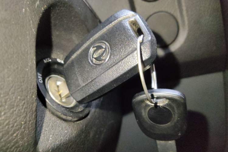 Used Dongfeng Yufeng Yufeng 2021 2.4T Rear-Drive Logistics Vehicle Long Wheelbase Mid-Roof 6-9 Seater China VI Emission Standard YCY24140-60
