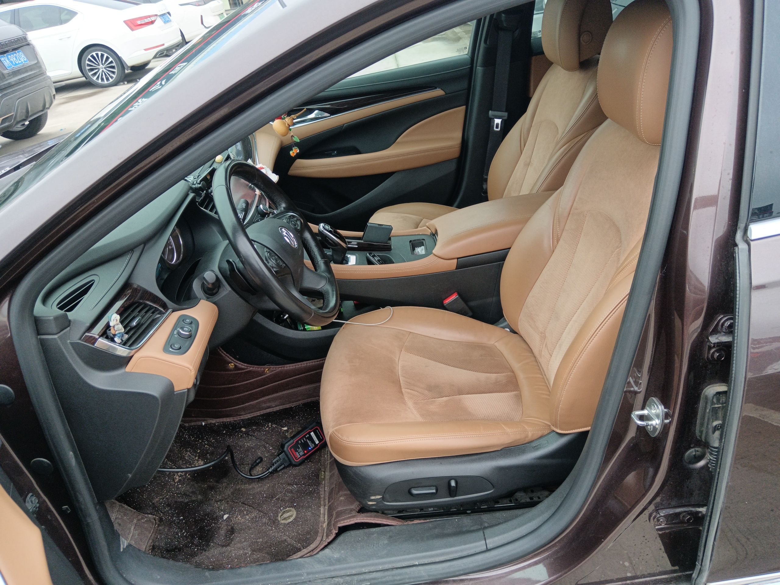 Переднее сиденье в автомобиле