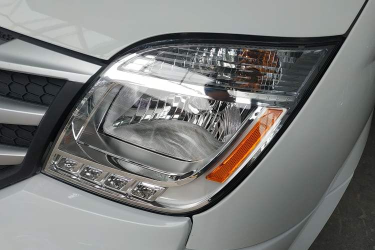 Used SAIC MAXUS Xintu V80 2024 Aotuntong Value Edition 6MT Short Wheelbase Ultra-Low Roof 127 Ps 5/6 Seats Left Front Headlight