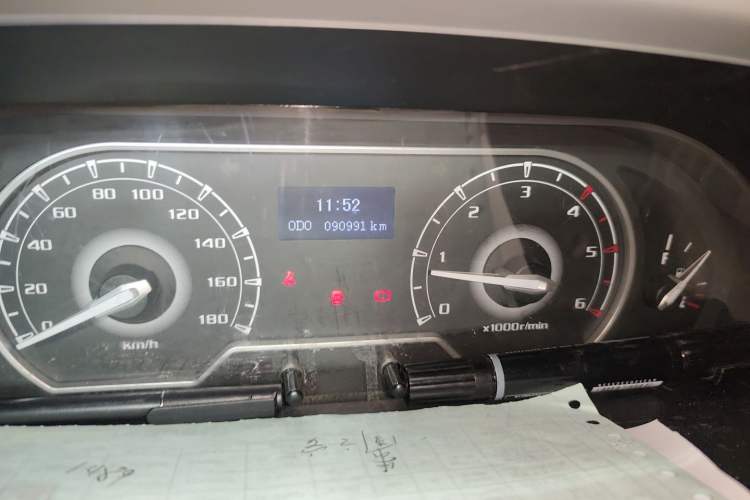 Used SAIC MAXUS Xintu V80 2019 2.5T Classic Edition 6-Speed Manual – Aoyuntong Modified Version Short Wheelbase Mid-Height Roof 5/6 Seats