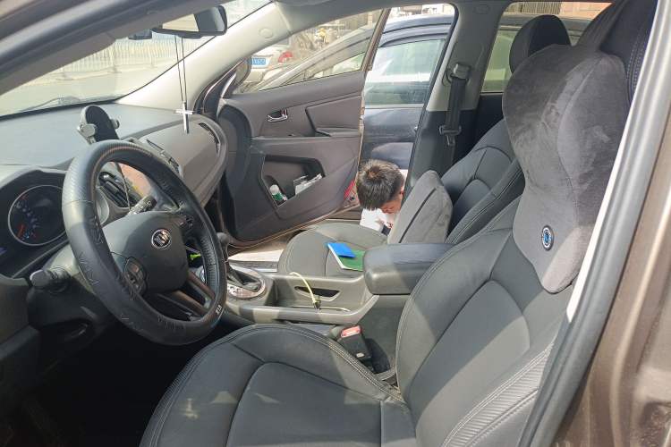 Used Kia Sportage R 2015 2.0L Automatic Two-Wheel Drive DLX Model Left Front Seat