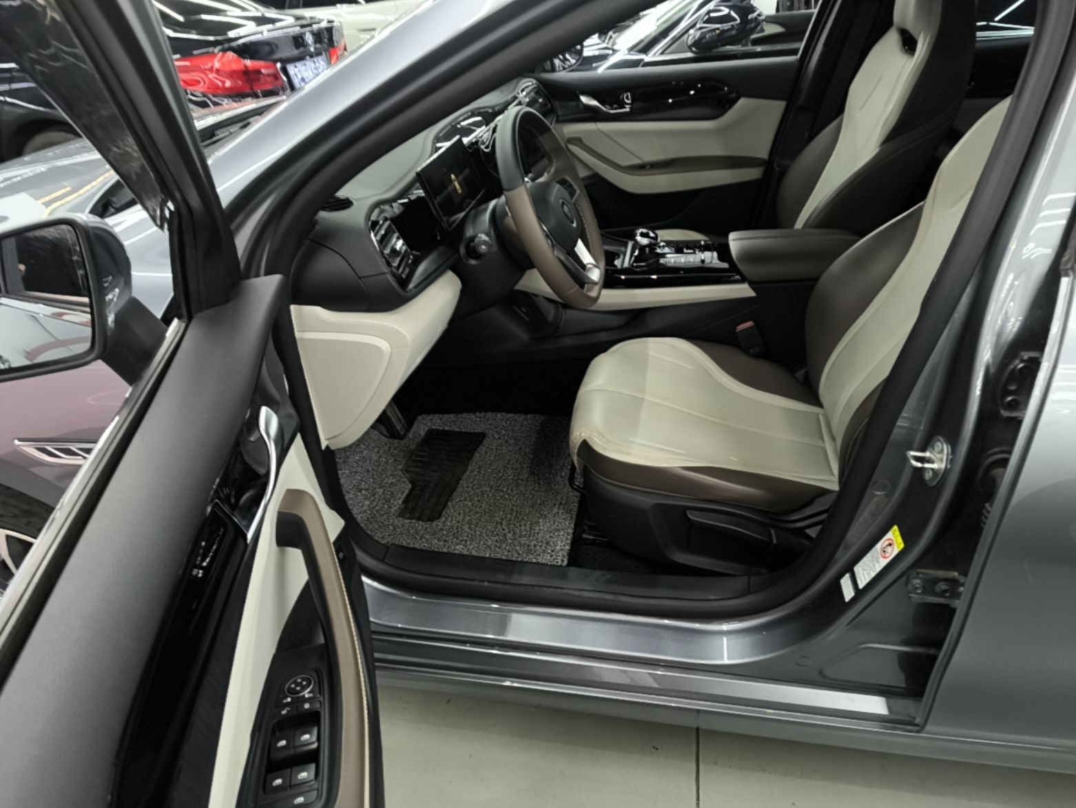 BYD Qin PLUS 2023 Champion Edition DM-i 55KM Leading Model — снимка 18