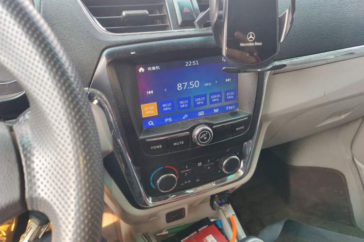 Used Jinbei New Hiace X30L CNG 2023 100L CNG Wealth Edition Bus 6/7 Seats No Air Conditioning SWCC15M Audio And AC Panel