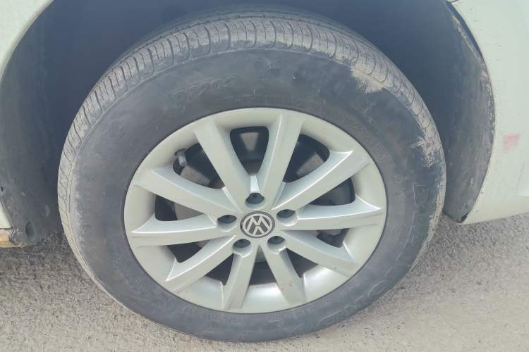 Used Volkswagen Bora 2012 1.6L Automatic Comfort Edition Right Front Wheel Hub