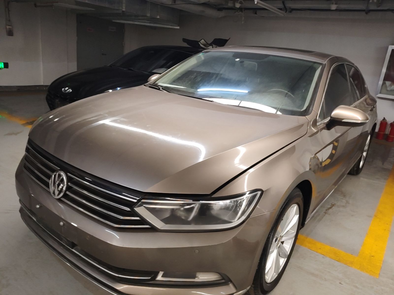 Под передней частью автомобиля