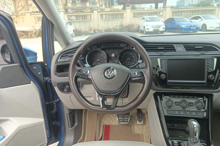 Used Volkswagen Touran 2018 Volkswagen Touran L 280TSI DSG Luxury Edition 6-seater