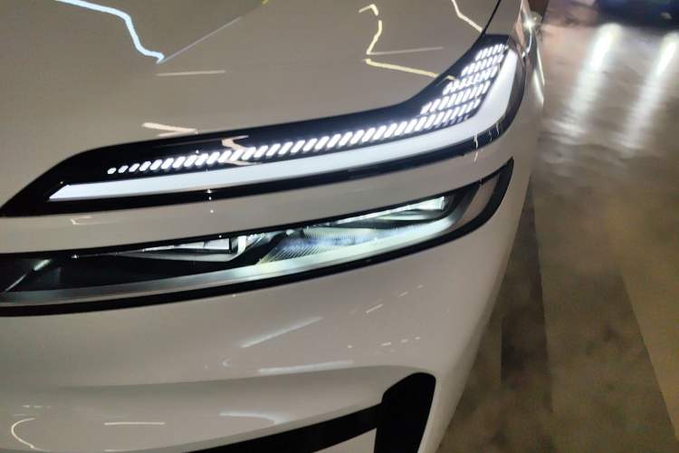 Used ONVO Luxeed L90 2025 Model—Max Six-Seater Version Left Front Headlight