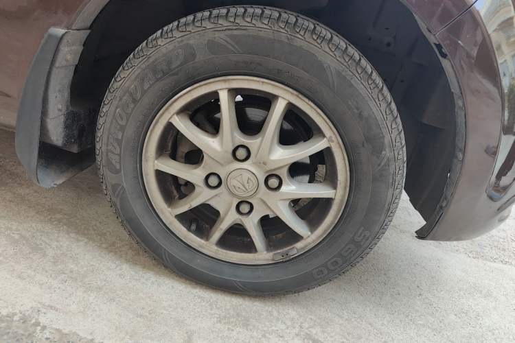 Used BAIC Weiwang M30 2015 1.5L Comfort version DAM15 Right Front Wheel Hub