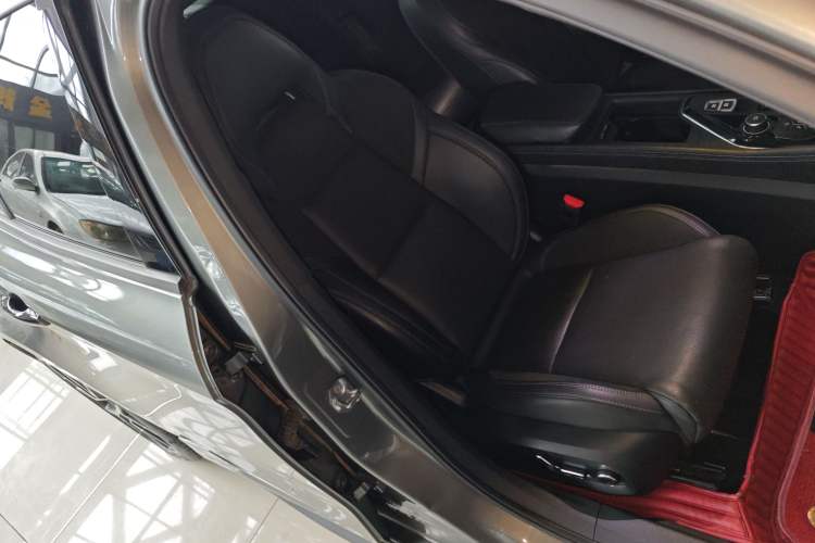 Used Lynk & Co 03 2021 2.0TD Automatic Trendy Champion Edition Right Front Seat