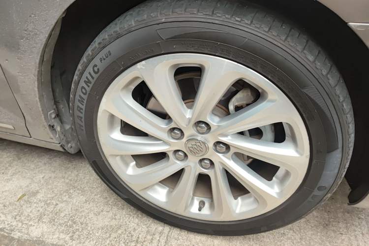 Used Buick LaCrosse 2013 2.4L SIDI Luxury Comfort Edition Right Front Wheel Hub