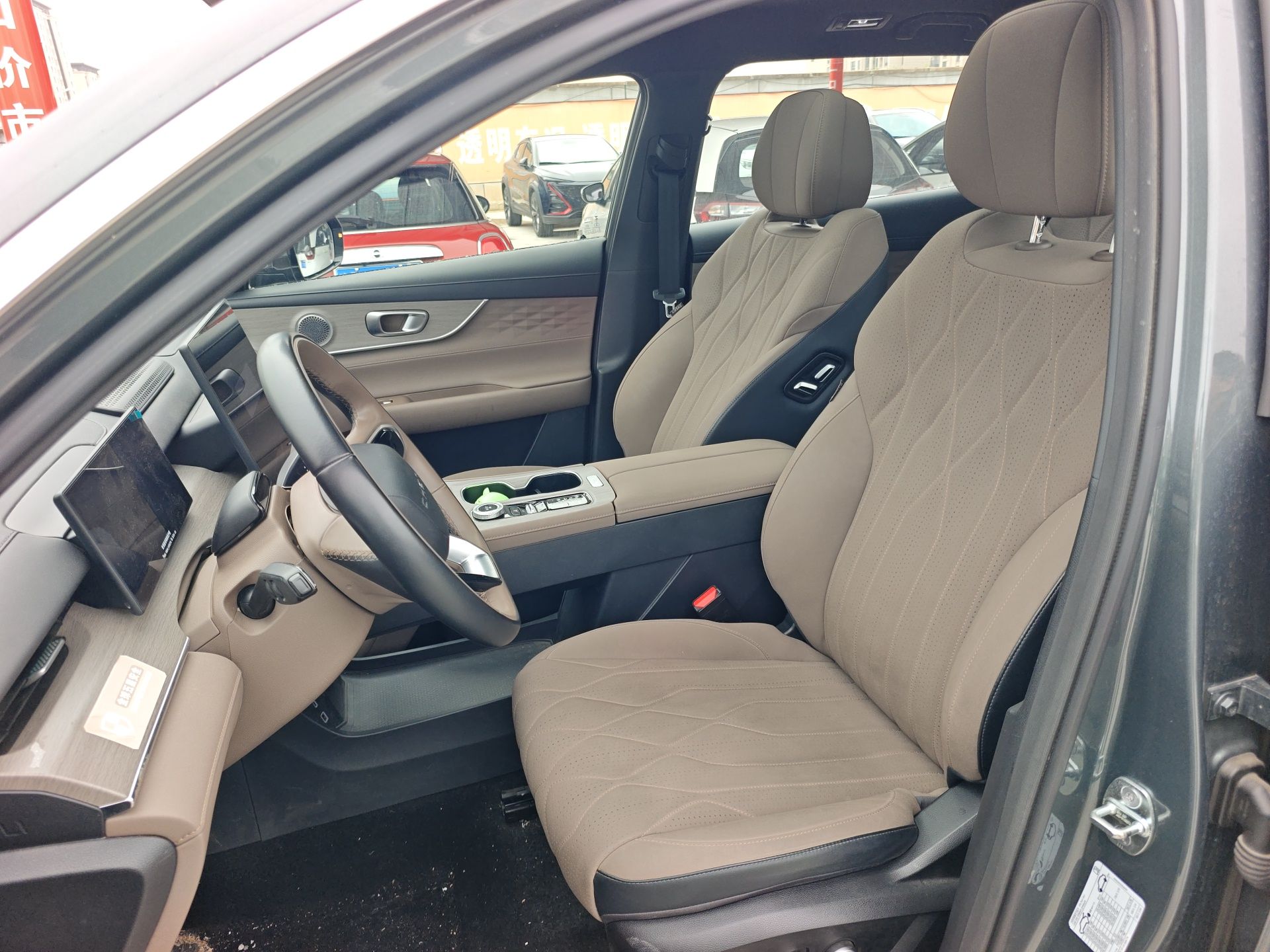 المقاعد الأمامية داخل السيارة