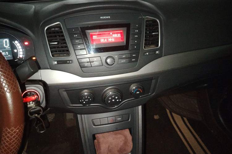 Used Roewe 350 2015 1.5L Manual Luxury Sunroof Edition Audio And AC Panel