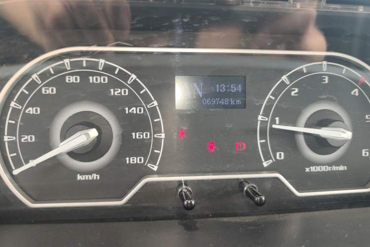 Used SAIC MAXUS Xintu V80  Odometer Close Up