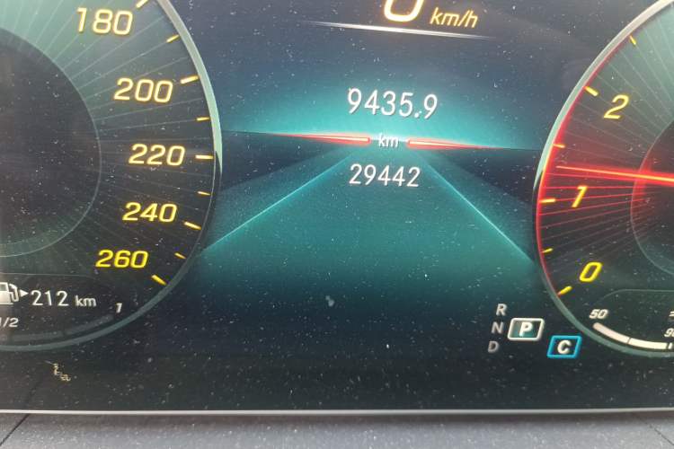 Used Mercedes-Benz GLE 2020 GLE 350 4MATIC Fashion Model Odometer Close Up