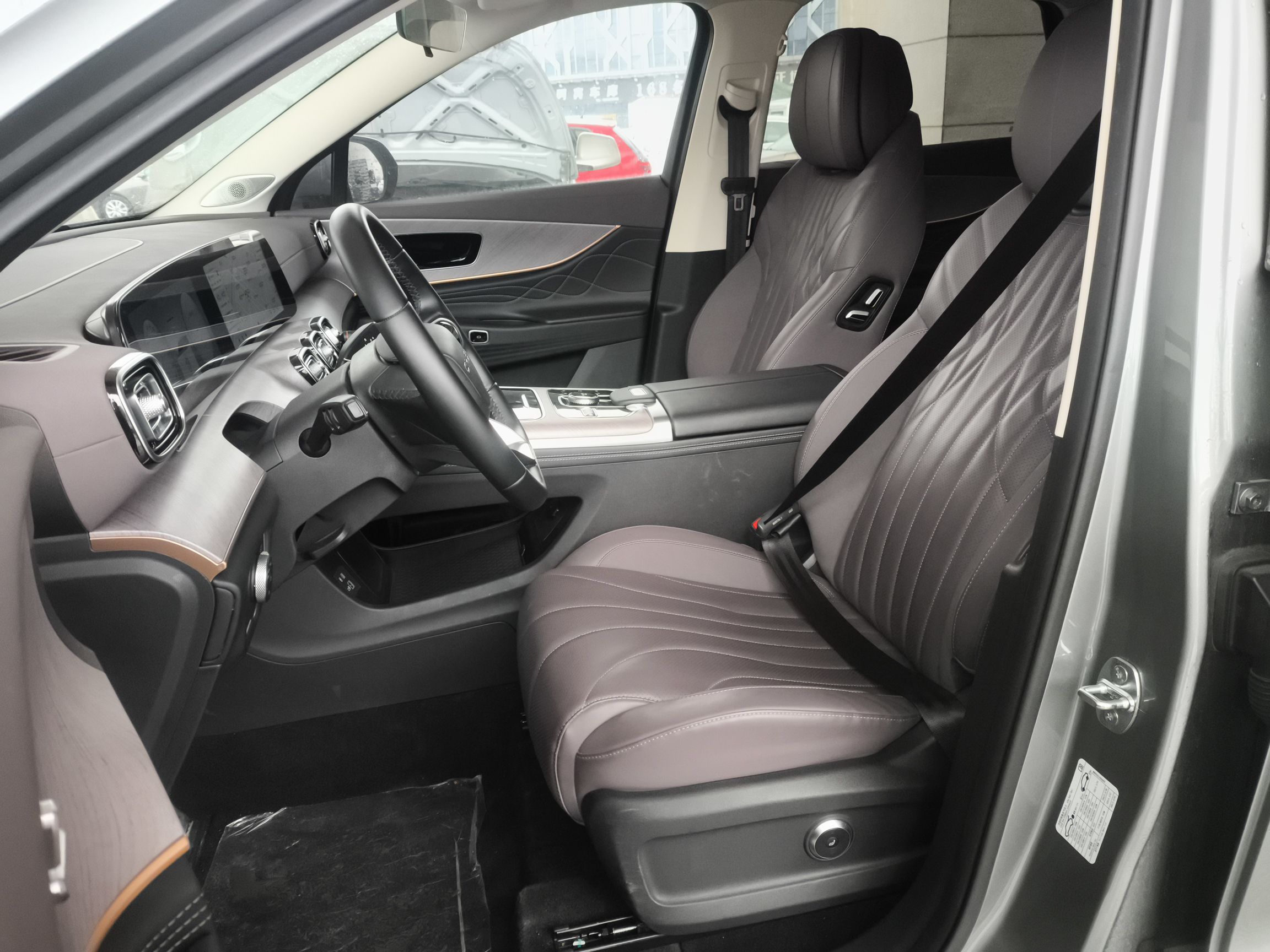 المقاعد الأمامية داخل السيارة