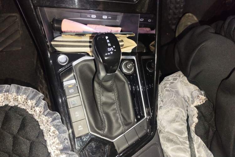 Used Volkswagen Tayron 2021 330TSI Two-Wheel-Drive 3rd Anniversary Limited Edition Gear Lever