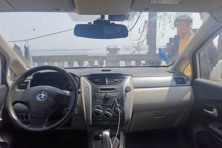 Used Venucia R50 2015 1.6L Automatic Fashion Edition
