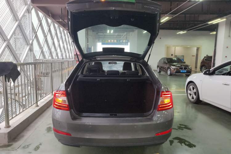 Used Skoda Octavia 2015 1.6L Manual Eado Edition Trunk