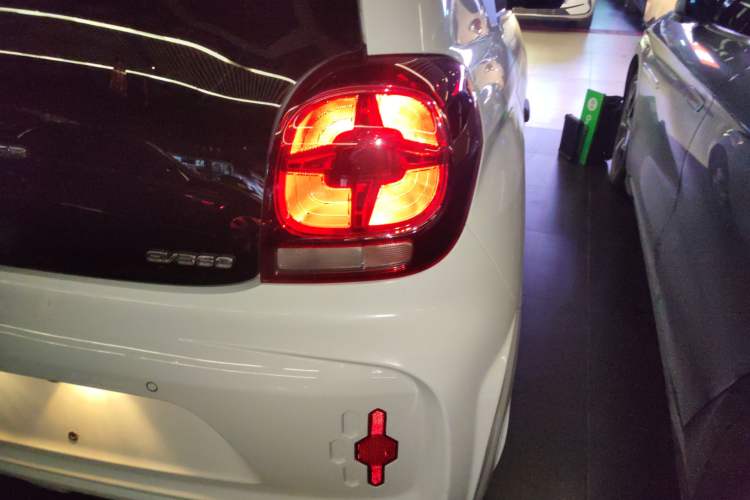 Used Roewe Clever 2021 302 km New Four-Seater Super-Efficient Version Right Rear Taillight