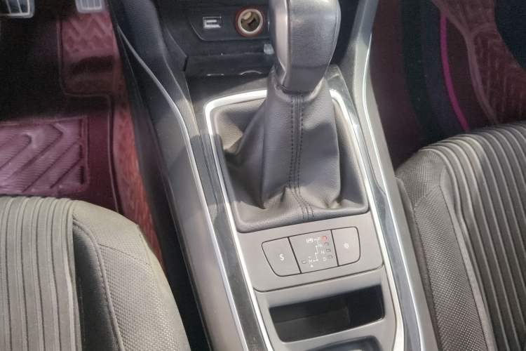 Used Peugeot 408 2015 1.2T Automatic Luxury Edition Gear Lever