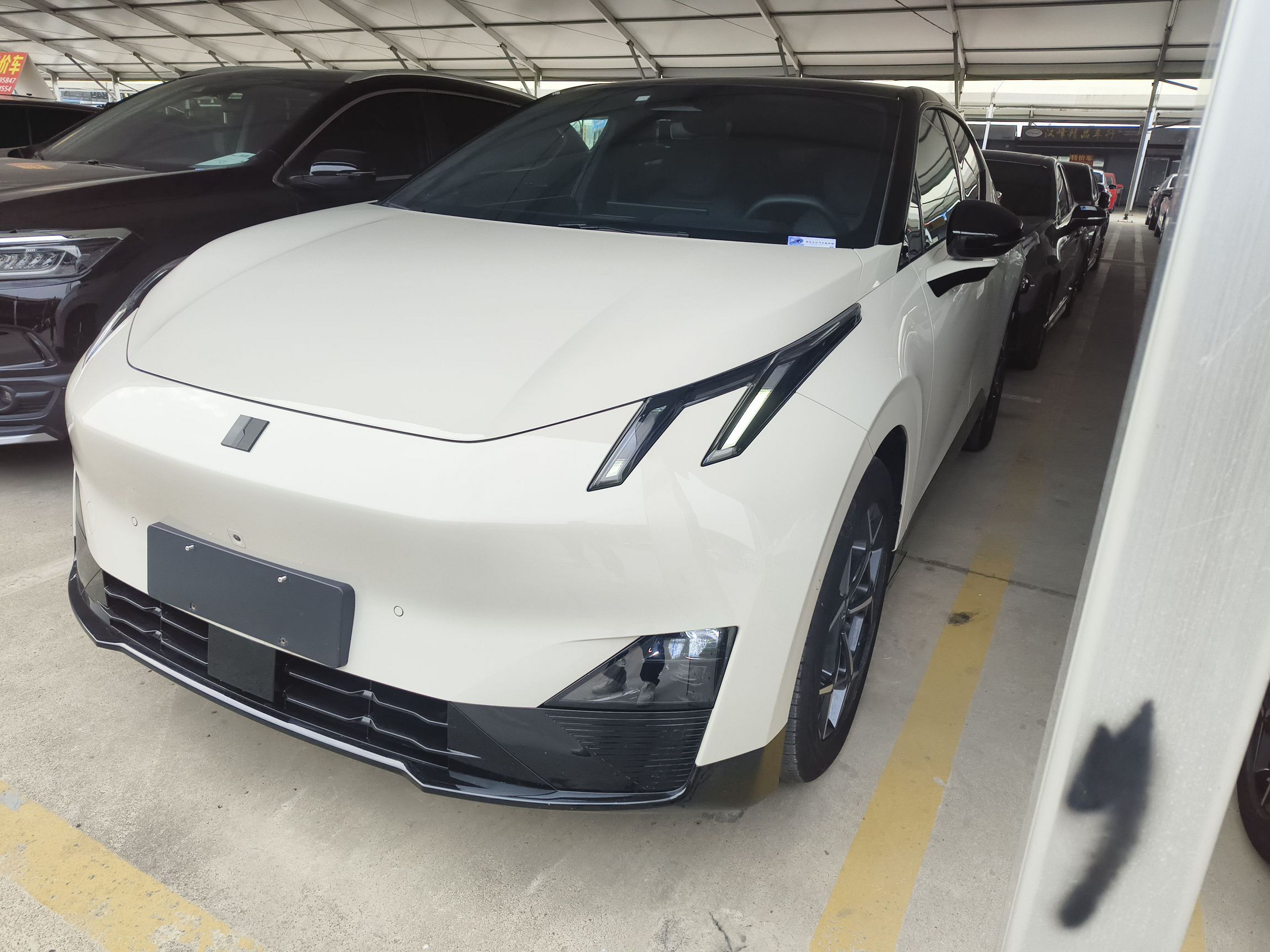 تحت مقدمة السيارة