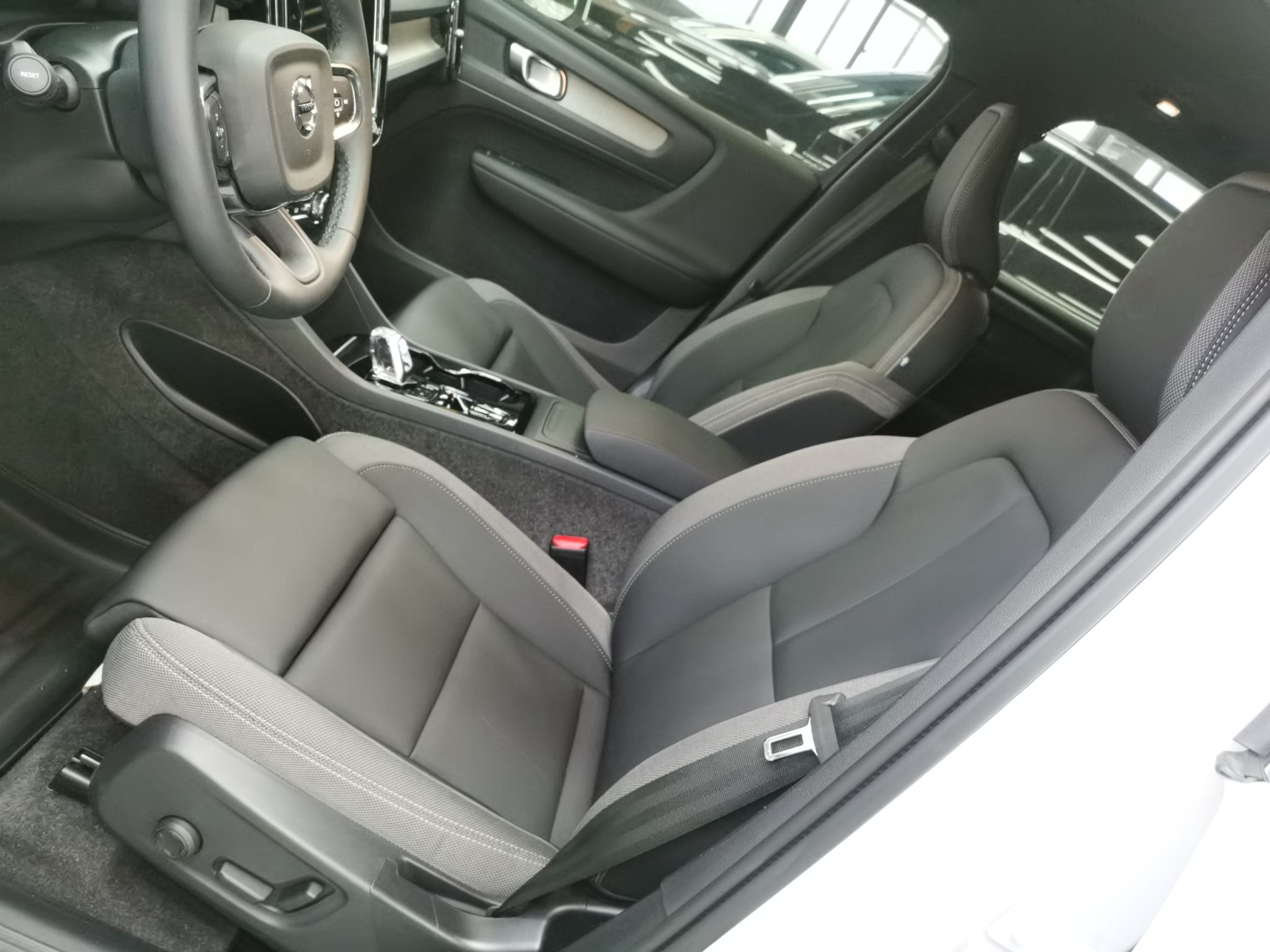 Переднее сиденье в автомобиле