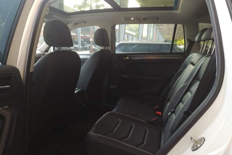 Used Volkswagen Tiguan L 2020 330TSI Automatic Two-Wheel Drive R-Line Flagship Version China VI Standard Left Rear Seat