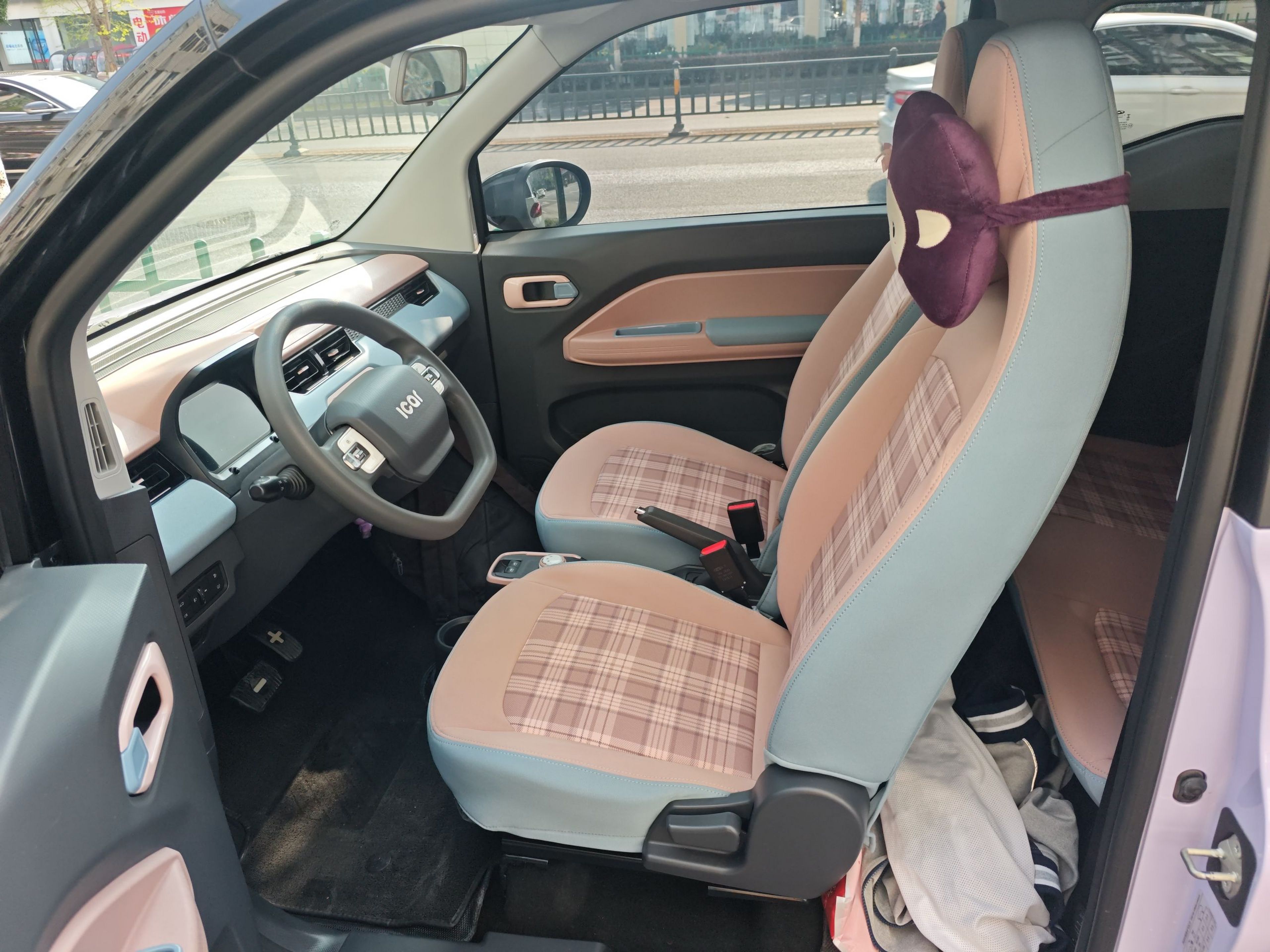 Переднее сиденье в автомобиле