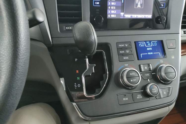 Used Toyota Sienna 2017 3.5L 2WD SE 7-Seater Canadian Version