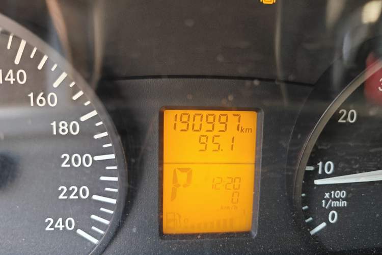 Used Mercedes-Benz Vito 2010 2.5L Elite Edition Odometer Close Up