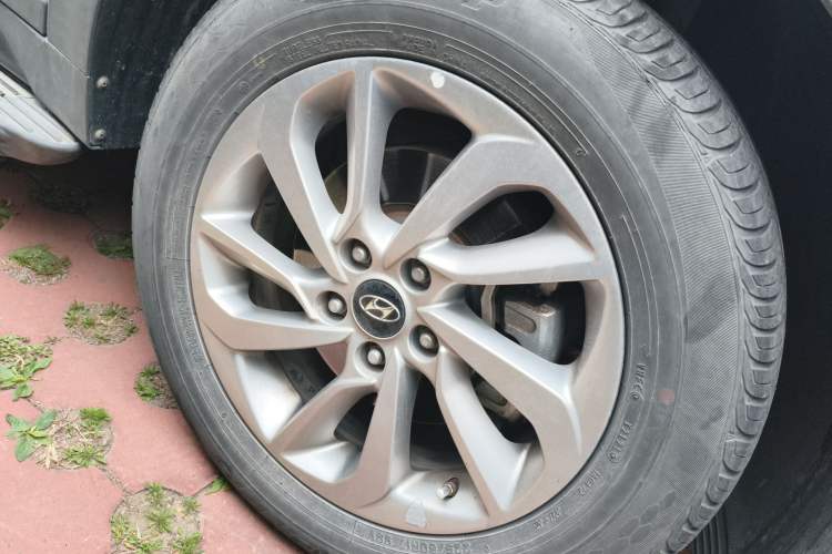 Used Hyundai Tucson 2015 1.6T Dual-Clutch Two-Wheel-Drive Smart Model Right Front Wheel Hub
