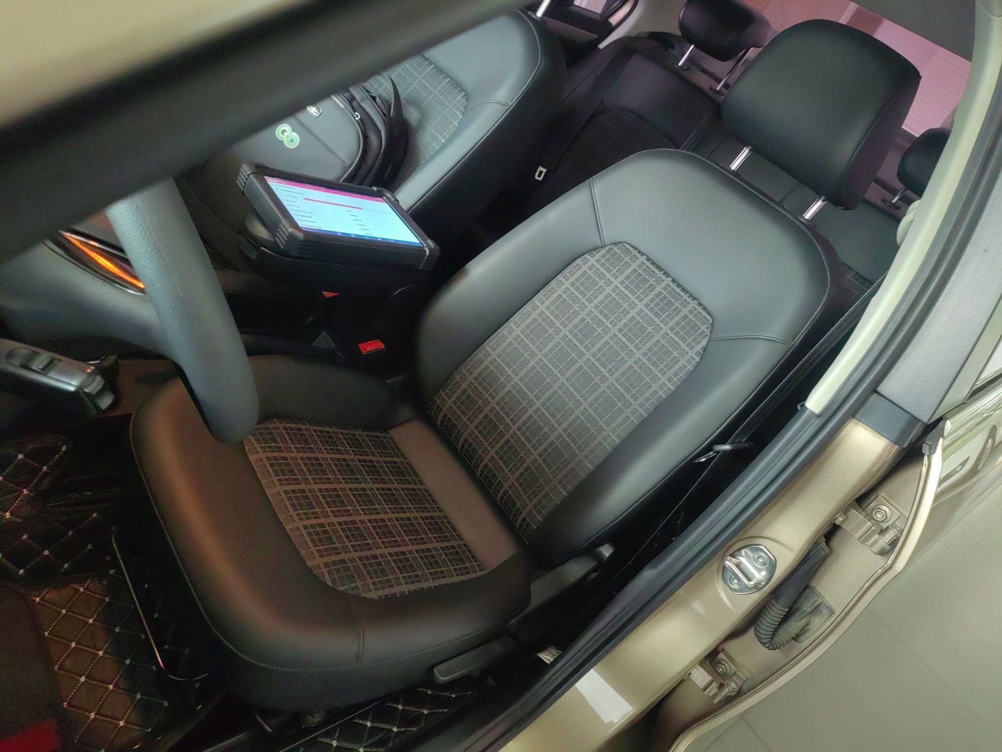 Переднее сиденье в автомобиле