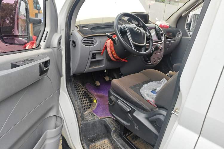 Used SAIC MAXUS Xintu V80 2018 2.5T 6-Speed Manual Aoyuntong Short Wheelbase Mid-Height 5-6 Seater
