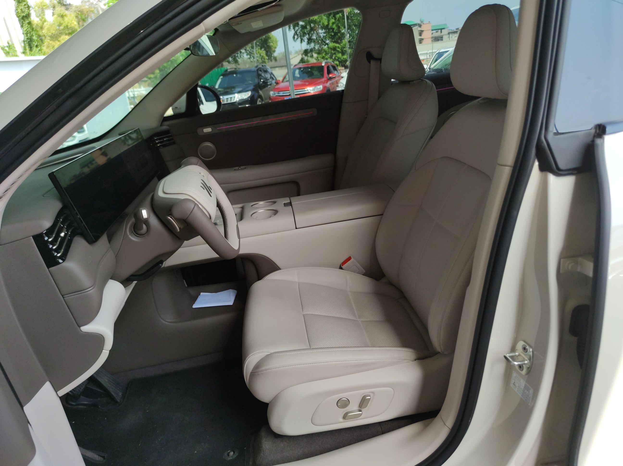 Переднее сиденье в автомобиле