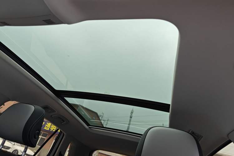 Used Volkswagen Tayron 2024 300TSI Two-Wheel-Drive Luxury Plus Advanced Version Headliner