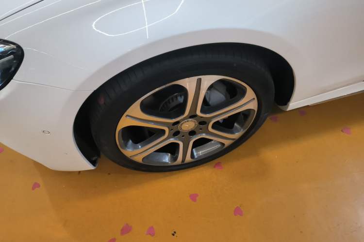 Used Mercedes-Benz E-Class 2016 E 300 L Sporty and Stylish Model Exterior 4