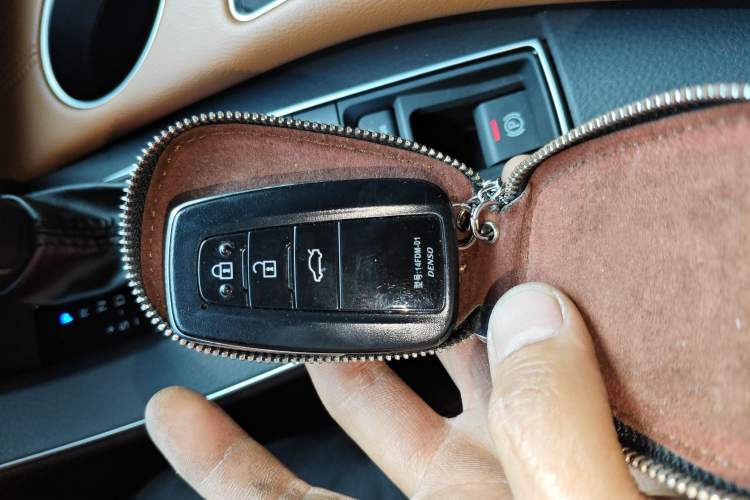 Used Toyota Avalon 2019 Dual-Engine 2.5L XLE Prestige Version China VI Standard