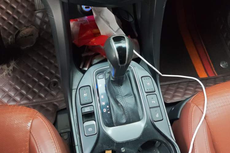 Used Hyundai Grand SantaFe 2013 3.0L 7-seat 4x4 Brown Interior Flagship Edition Gear Lever