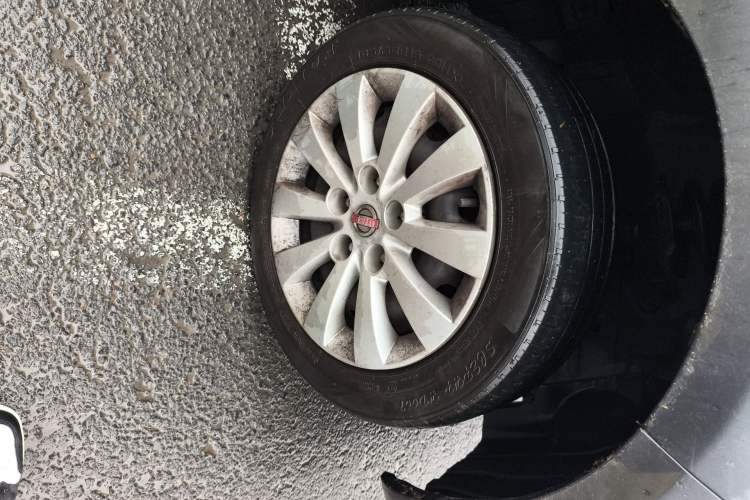 Used Jinbei Gold Hiace M Classic 2024 1.5L Travel Lion Passenger Van 6 Seats Right Front Wheel Hub