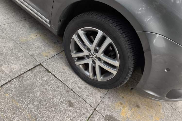 Used Volkswagen Touran 2011 1.4T DSG ZhiZhen Edition 5 Seats Right Front Wheel Hub