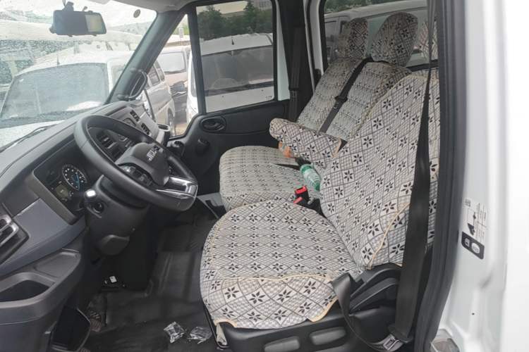 Used JMC Fushun 2023 2.0T Manual Short-Wheelbase Mid-Height Commercial Multi-Purpose 5-Seater Passenger Vehicle
