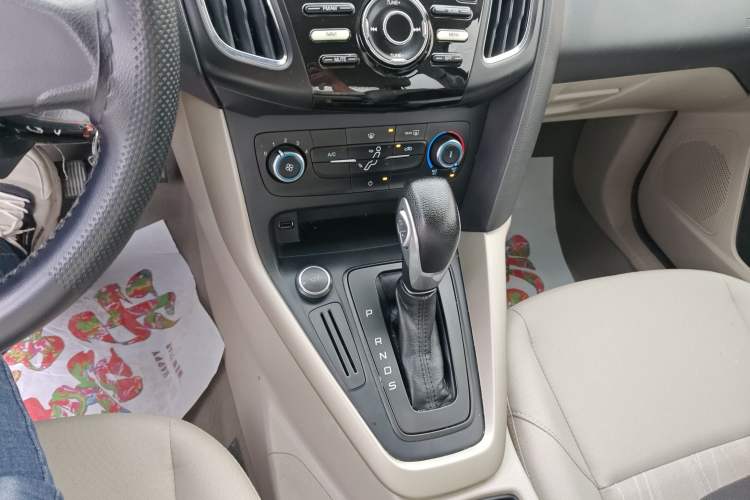 Used Ford Focus 2017 Sedan 1.6L Automatic Comfort Plus SmartDrive Edition Gear Lever