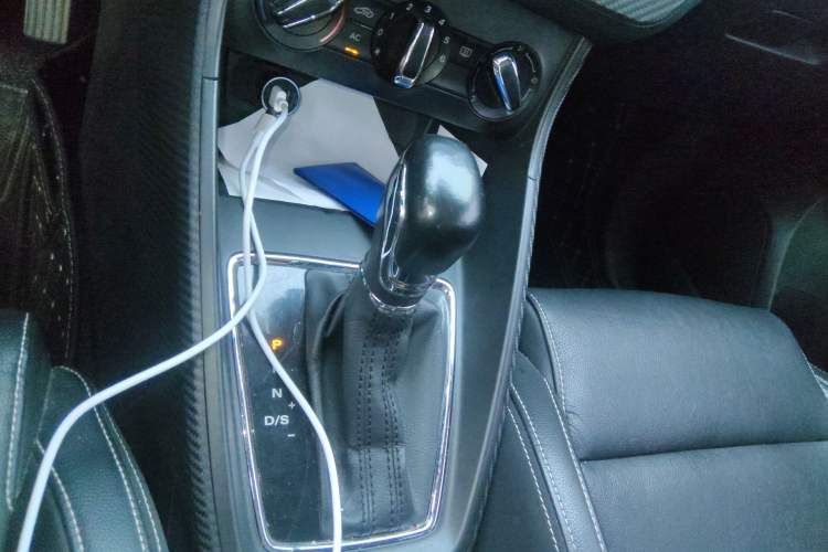 Used MG ZS 2017 1.5L Automatic Luxury Edition Gear Lever