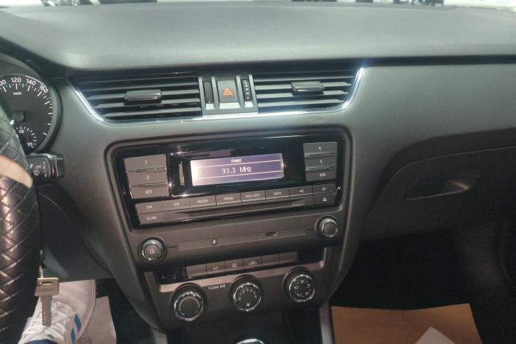 Used Skoda Octavia 2017 Classic Model 1.6L Automatic Comfort Edition Audio And AC Panel