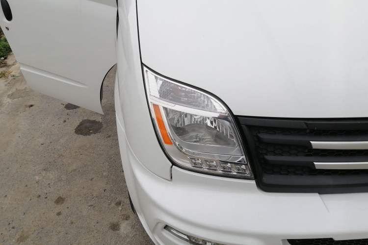 Used SAIC MAXUS Xintu V80 2023 2.0T AMT Classic Aoyuntong Power Version Short Wheelbase Mid-Roof Design 5/6 Seats