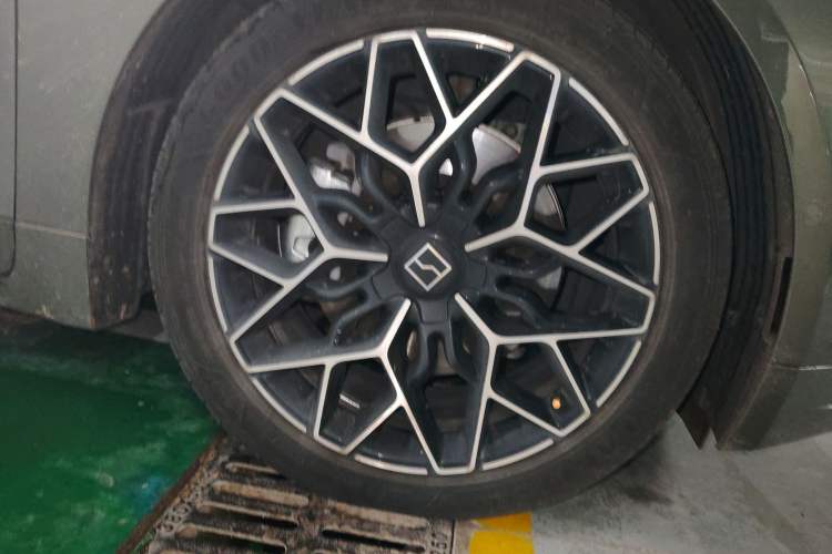 Used Zeekr 001 2025 WE Edition 95 kWh All-Wheel Drive Right Front Wheel Hub